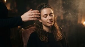 Una donna è sottoposta a trance in una seduta di ipnosi